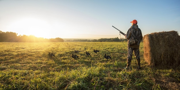 Hombre cazador Periodo de caza temporada de otoño Hombre con pistola