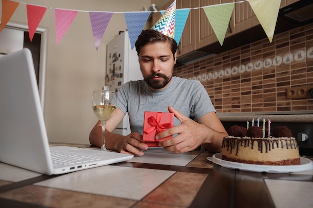 Hombre celebrando cumpleaños en línea en tiempo de cuarentena