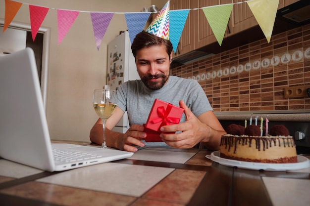 Hombre celebrando cumpleaños en línea en tiempo de cuarentena