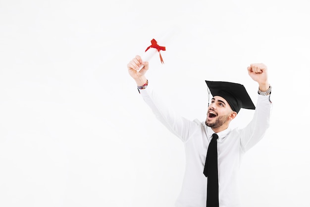 Foto hombre celebrando la graduación