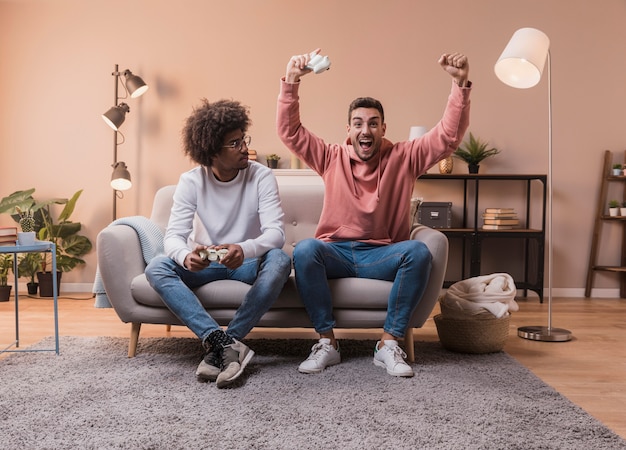 Foto hombre celebrando la victoria contra un amigo