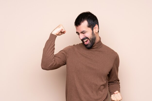 Hombre celebrando una victoria