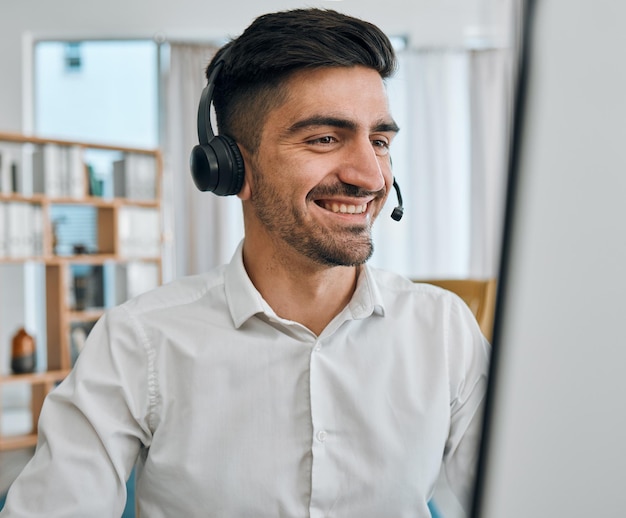 Hombre del centro de llamadas o consultor feliz en la computadora para soporte técnico de servicio al cliente o consultoría CRM Agente de ventas y asesoramiento de telemarketing en el escritorio para contacto de telecomunicaciones o preguntas frecuentes