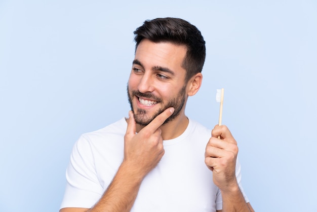 Hombre con un cepillo de dientes