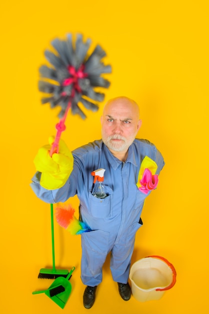 Hombre con cepillo de inodoro limpieza herramientas de limpieza limpieza profesional limpieza limpieza herramientas casa