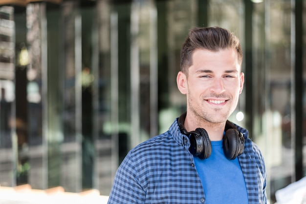 Hombre de cerca con auriculares sonriendo