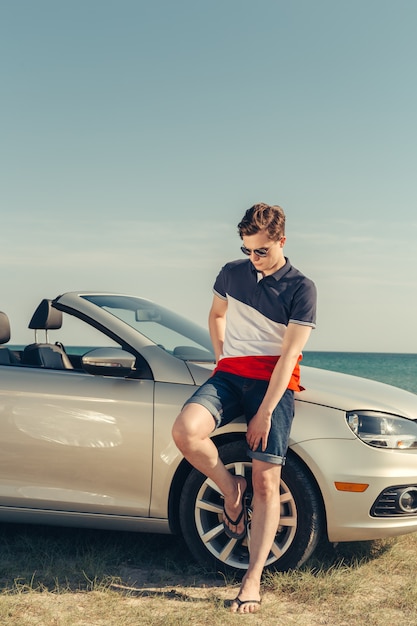 Hombre cerca del auto al aire libre