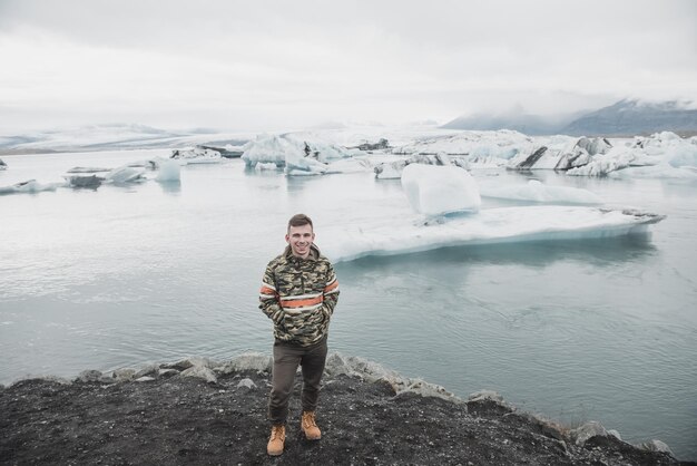 Hombre cerca del glaciar en Islandia