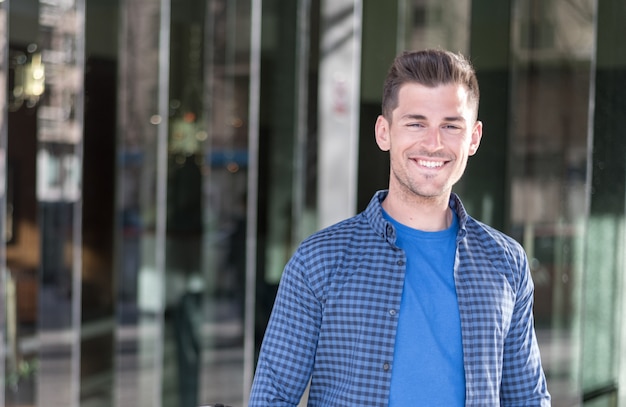 Hombre de cerca sonriendo a la cámara