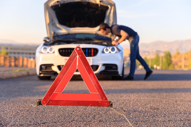 Foto hombre cerca de su auto roto