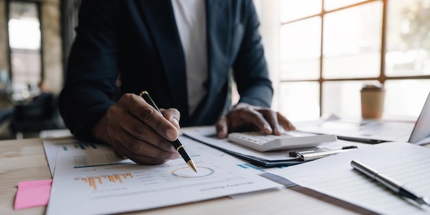 Hombre de cerca trabajando sobre finanzas con calculadora en su oficina para calcular gastos Concepto de contabilidad