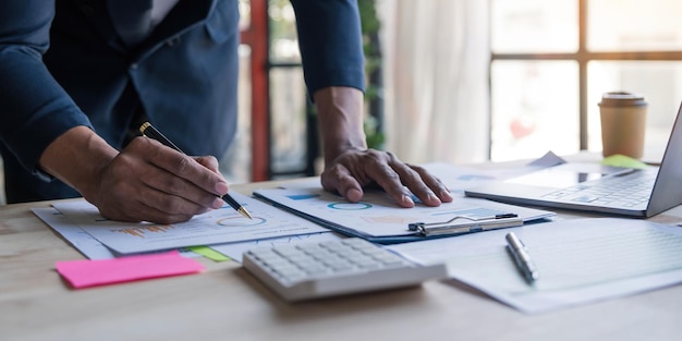 Hombre de cerca trabajando sobre finanzas con calculadora en su oficina para calcular gastos Concepto de contabilidad