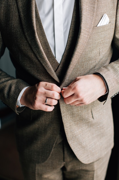 Hombre cerrando su elegante chaqueta