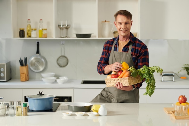 Hombre con Cesta de Verduras Frescas