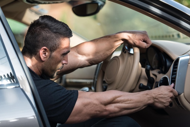 hombre, en, un, chándal, conducción, en el coche