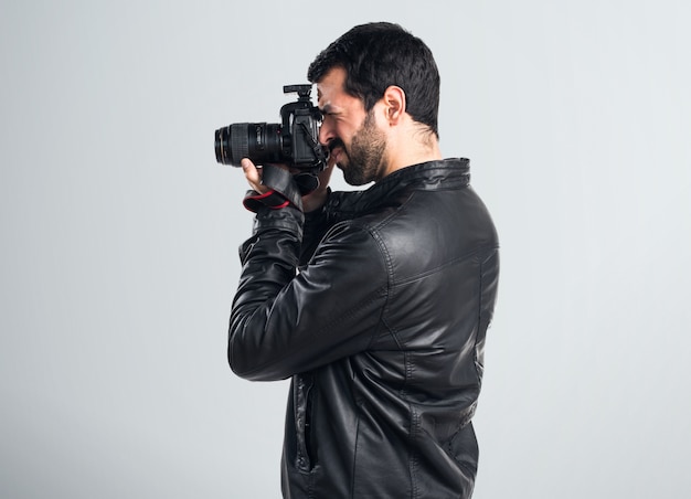 Hombre con la chaqueta de cuero fotografiando