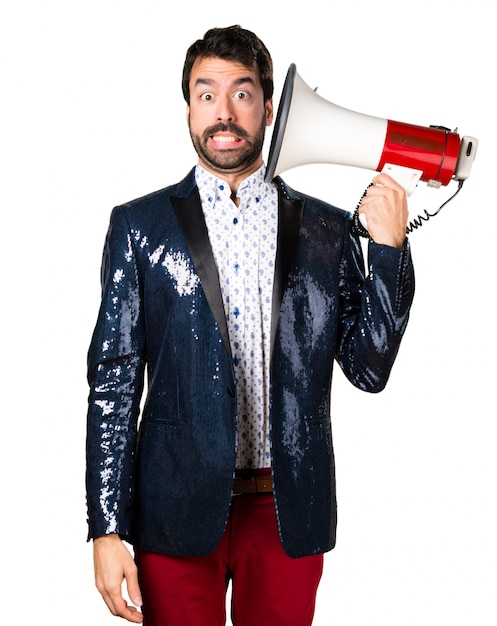 Foto hombre con chaqueta gritando por megáfono