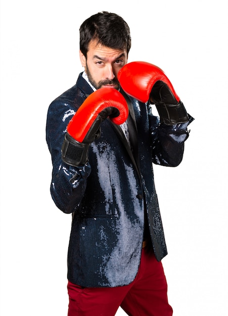 Hombre con chaqueta con guantes de boxeo