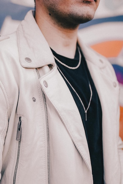Un hombre con chaqueta marrón Foto