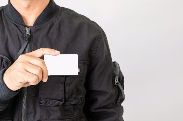 Hombre de chaqueta negra con licencia de conducir en blanco