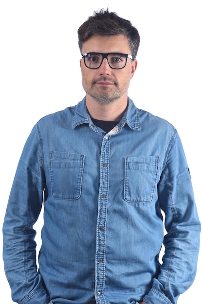 Foto un hombre con una chaqueta de vaqueros con gafas y una camisa negra