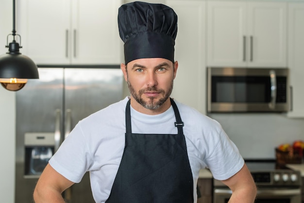 Hombre chef cocinero panadero milenario chef masculino en uniforme de chef chef hombre cocinando en la cocina chef cocinar en