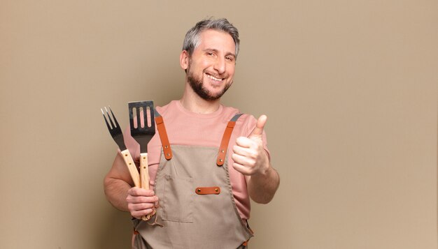 Hombre chef de mediana edad. concepto de barbacoa