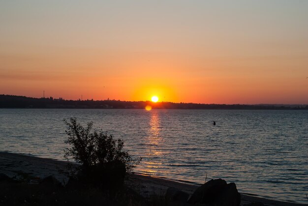 Un hombre chequea antes del amanecer la red de pesca en el mar