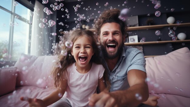 un hombre y una chica riendo y soplando burbujas