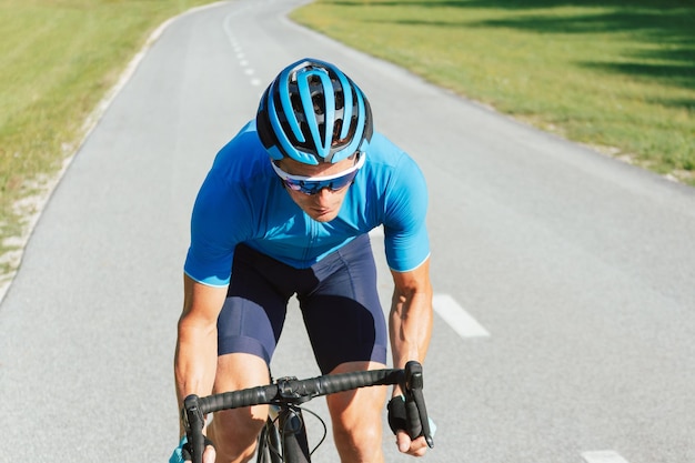 Hombre ciclista de carreras en una postura de ciclismo de sprint