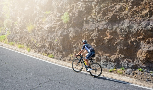 Un hombre ciclista de carretera, atacando la subida en Tenerife, España