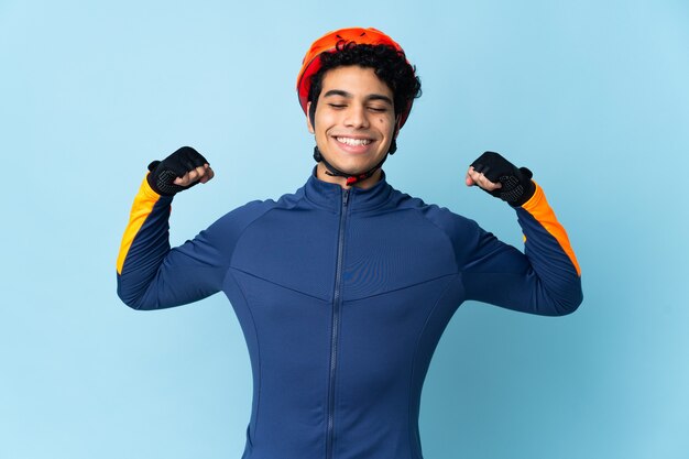 Hombre ciclista venezolano en azul haciendo gesto fuerte