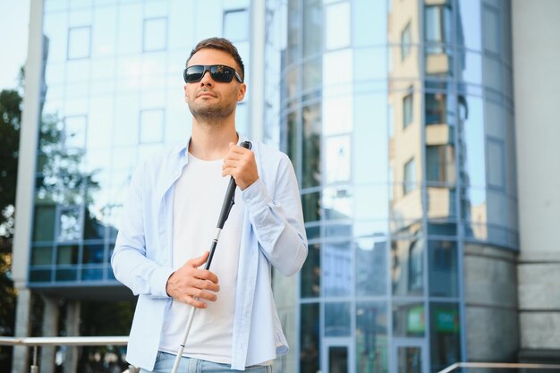 Foto hombre ciego con un bastón