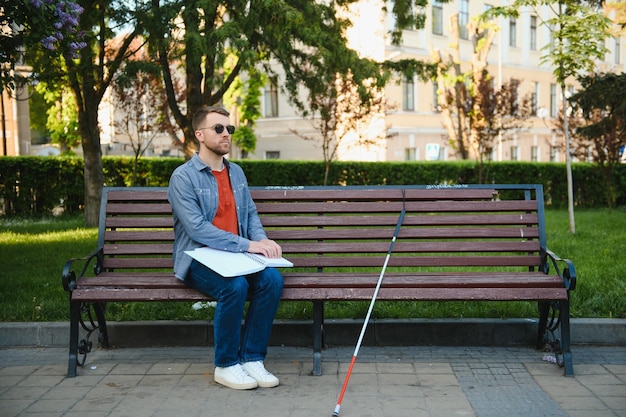 Hombre ciego leyendo tocando el libro en braille