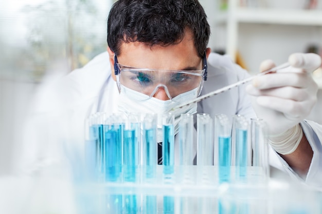 Hombre científico que trabaja en el laboratorio