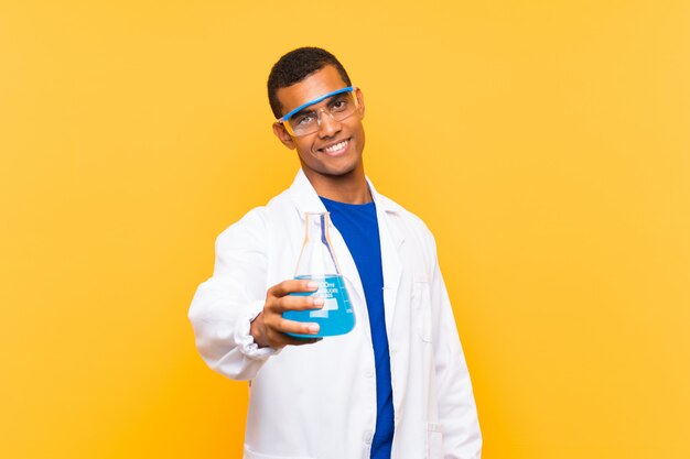 Hombre científico sosteniendo un matraz de laboratorio con expresión feliz