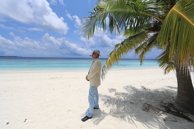 hombre con un cigarro en una isla tropical