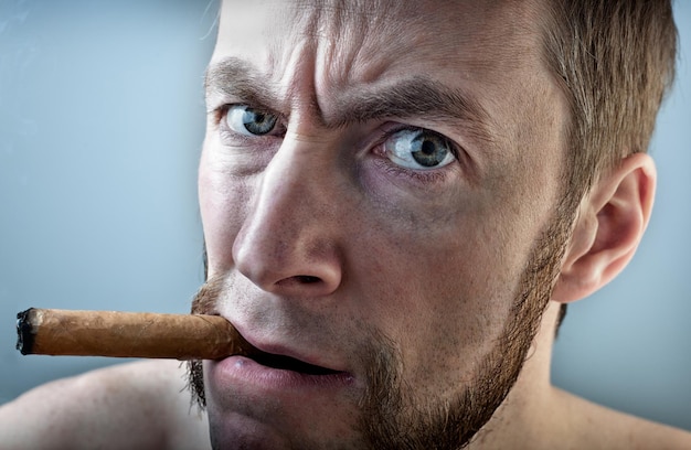 un hombre con un cigarro