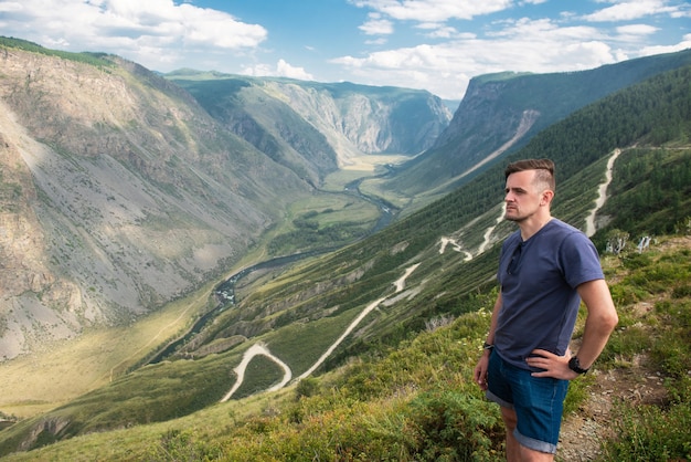 Hombre en la cima de la montaña altai