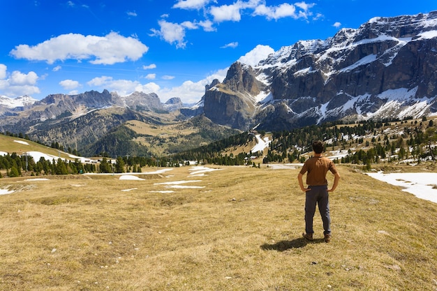 Hombre en la cima de la montaña mirando el horizonte. Panorama de montaña de los dolomitas italianos. Picos famosos del "Grupo del Sella"