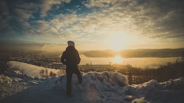 Hombre en la cima de la montaña Tarde Sunset Landscape Cold Winter.