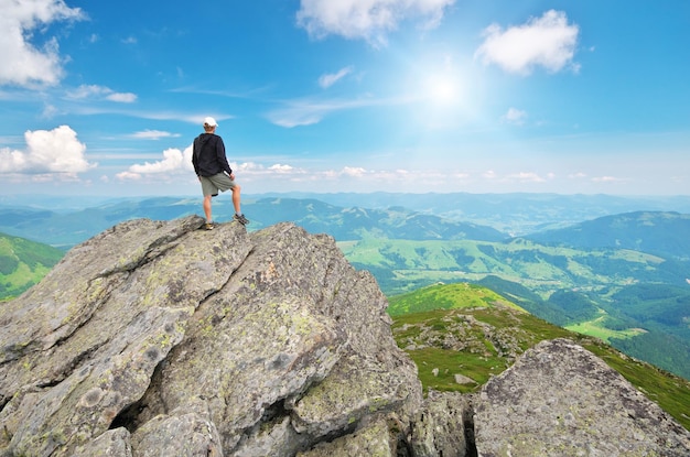 Hombre en la cima de la montaña