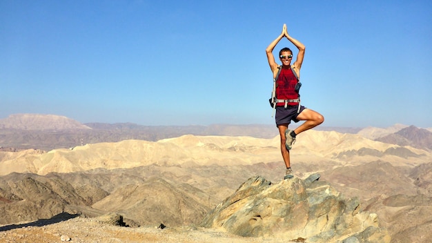 El hombre en la cima. Vista desde la montaña. Eilat. Israel