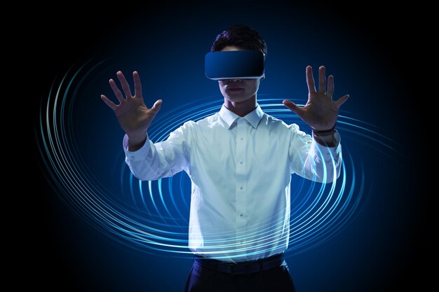 un hombre con una cinta de realidad virtual está usando un programa de realidad virtual