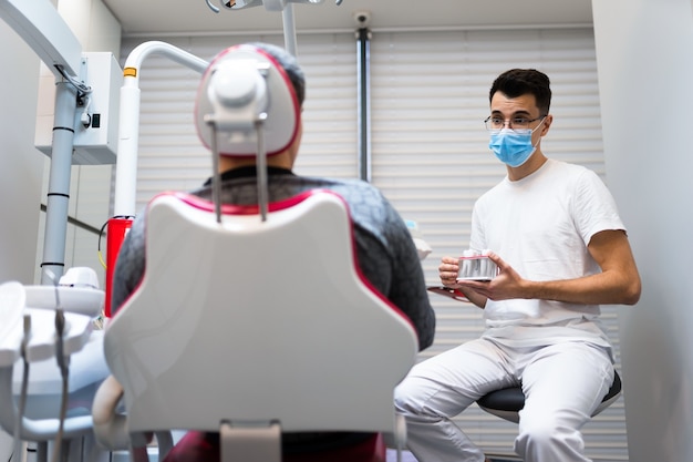 Foto hombre en la cita con el dentista