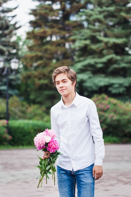 Foto un hombre va a la cita y lleva un hermoso ramo de flores.