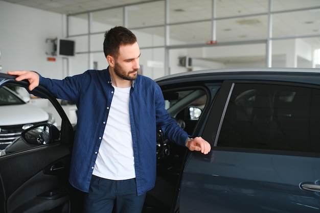 Hombre cliente adulto hombre comprador cliente usa elige auto