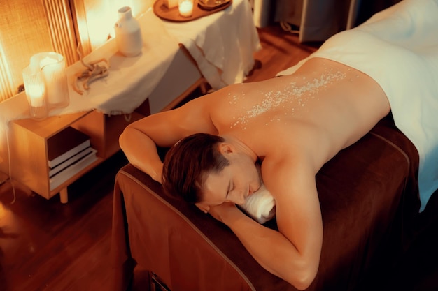 Foto hombre cliente teniendo tratamiento de exfoliación en spa de lujo quiescente