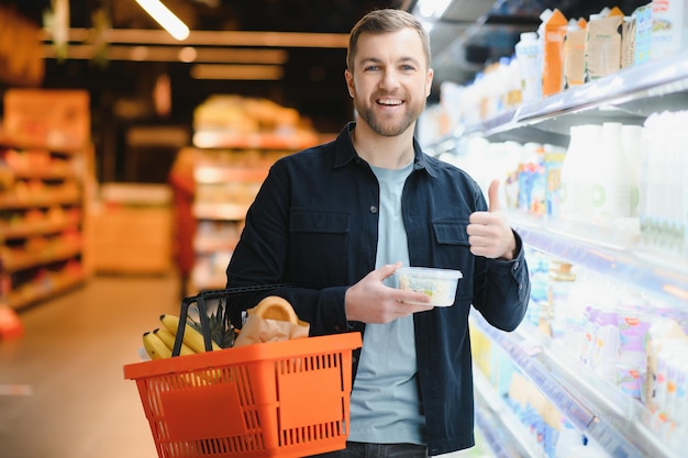 Hombre en el cliente de la tienda de abarrotes del supermercado