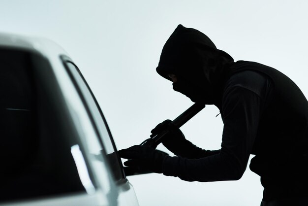 Hombre coche y intento de robo con automóvil criminal y luz de destello o comprobación de posesión valiosa dentro de vehículo de evaluación ilícita y seguridad para sistema anti-robo encapuchado y estacionamiento